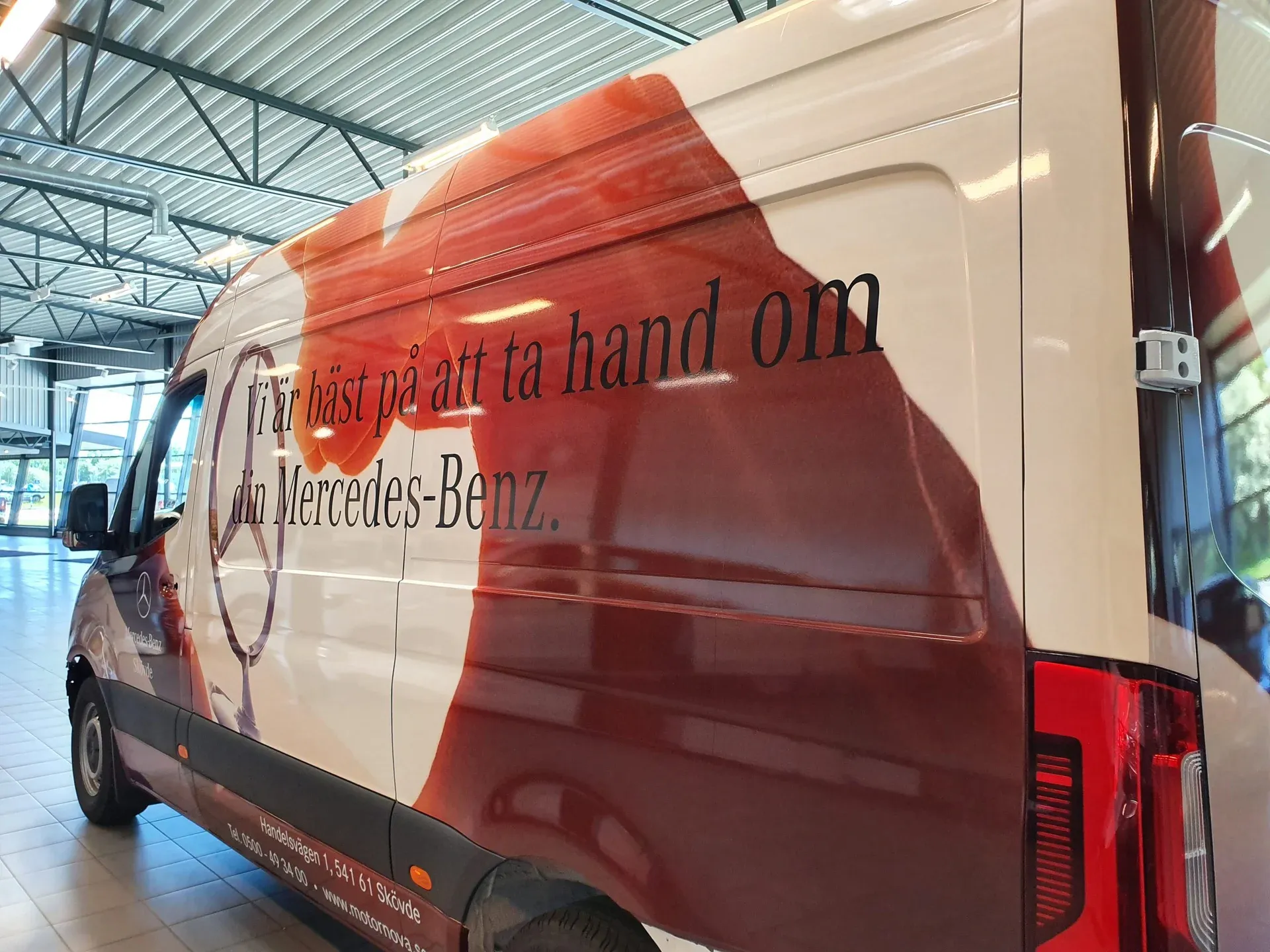 Släp med tryckt fordonsdekor