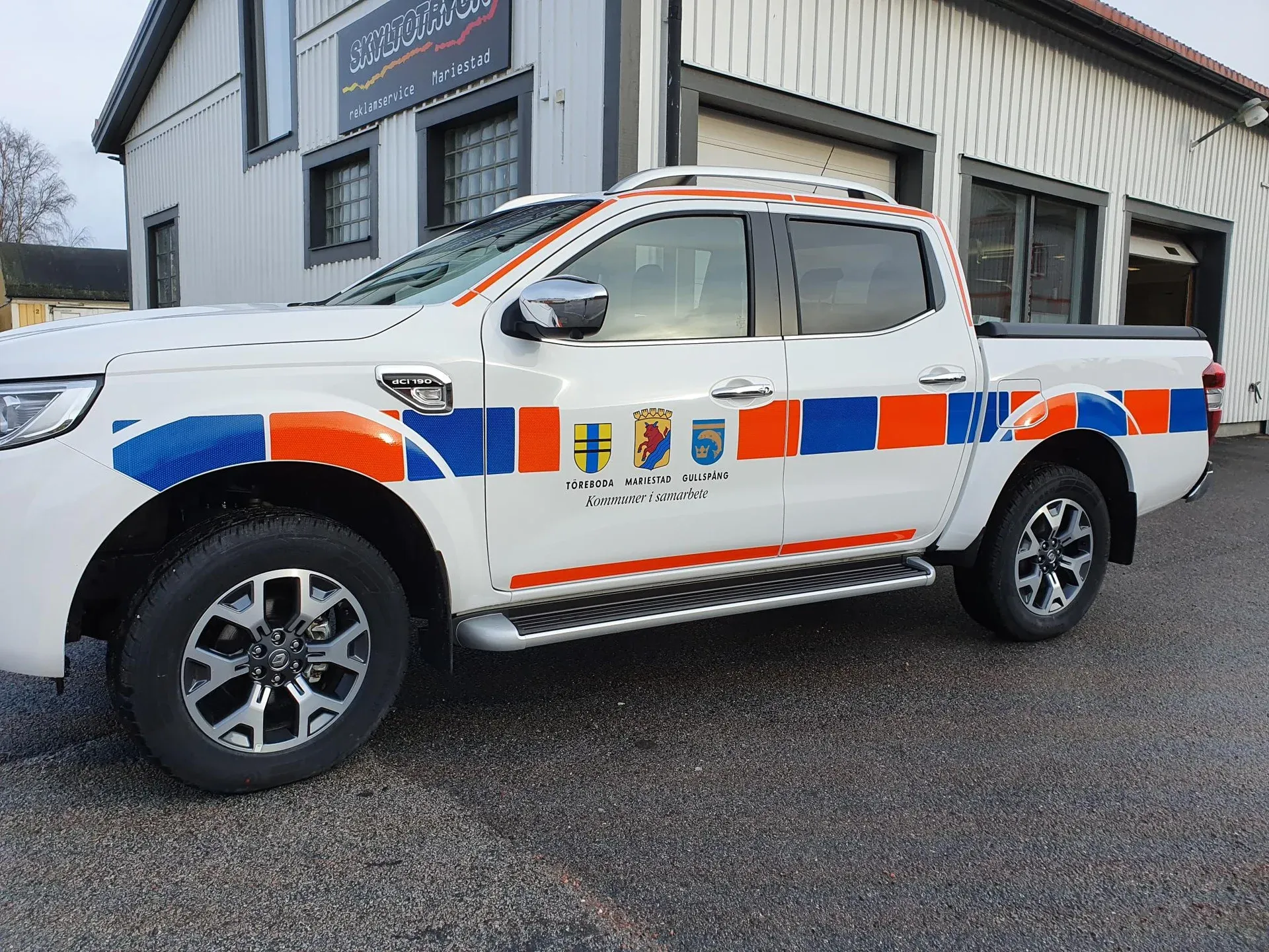 Transportbil med heltäckande foliering
