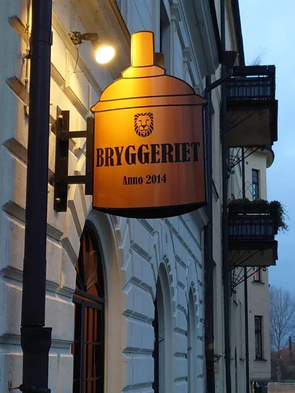 Skylt monterad vid entré