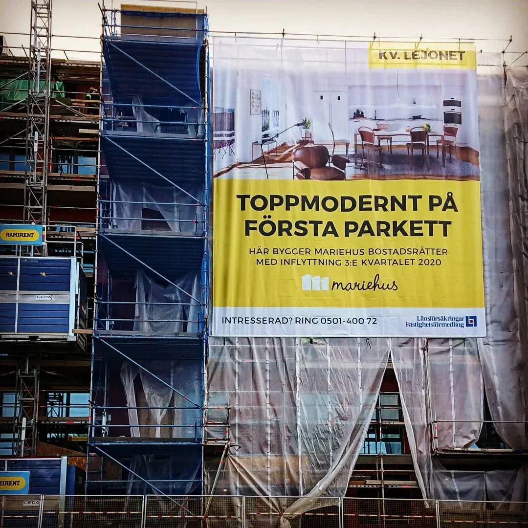 Tryckt banderoll uppsatt på plats