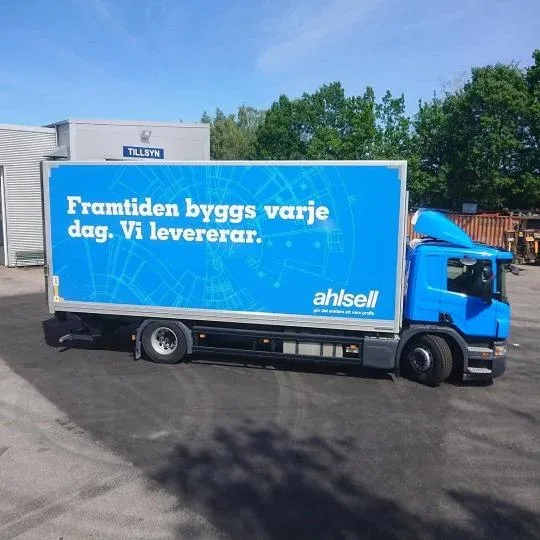 Dekorerat företagsfordon