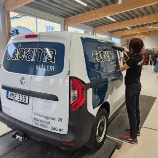 Två nystripade företagsbilar för Colorama Mariestad