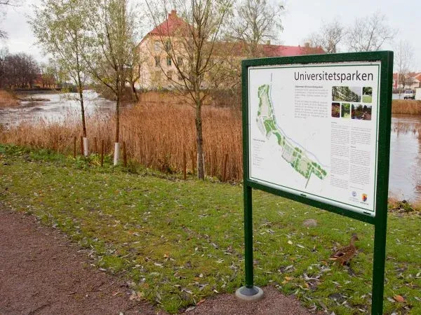 Skyltning i Universitetsparken